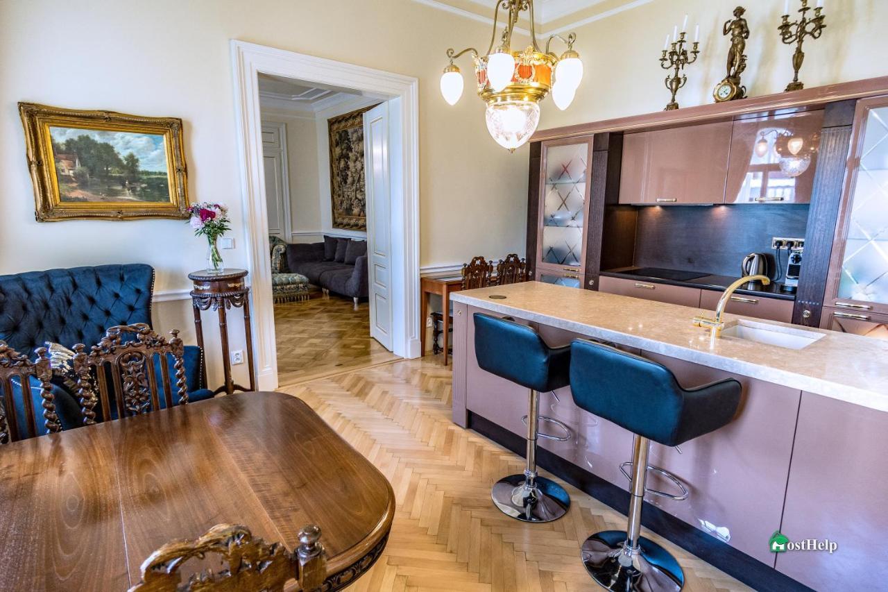 Villa With Hot-Tub, Terrace And Garden, Wenceslass Square Prag Exteriör bild