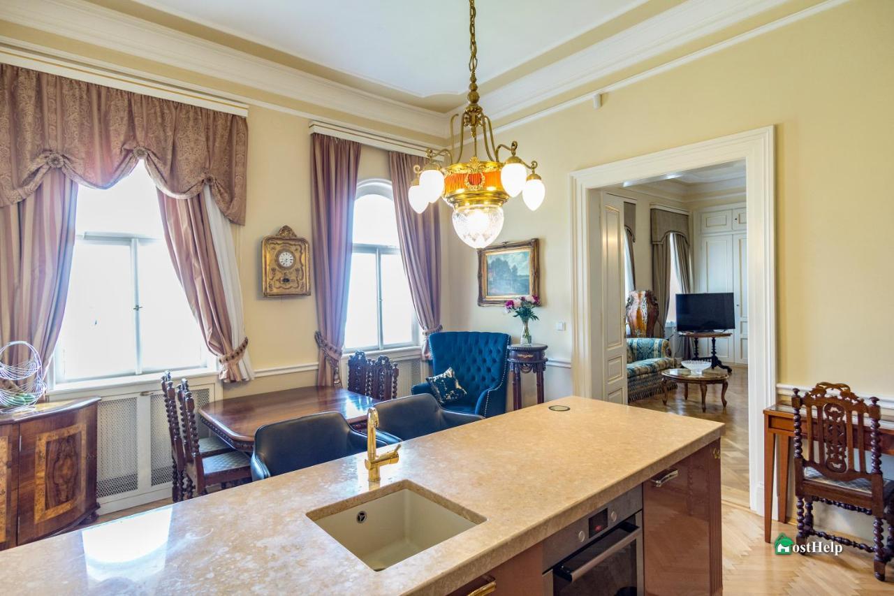 Villa With Hot-Tub, Terrace And Garden, Wenceslass Square Prag Exteriör bild