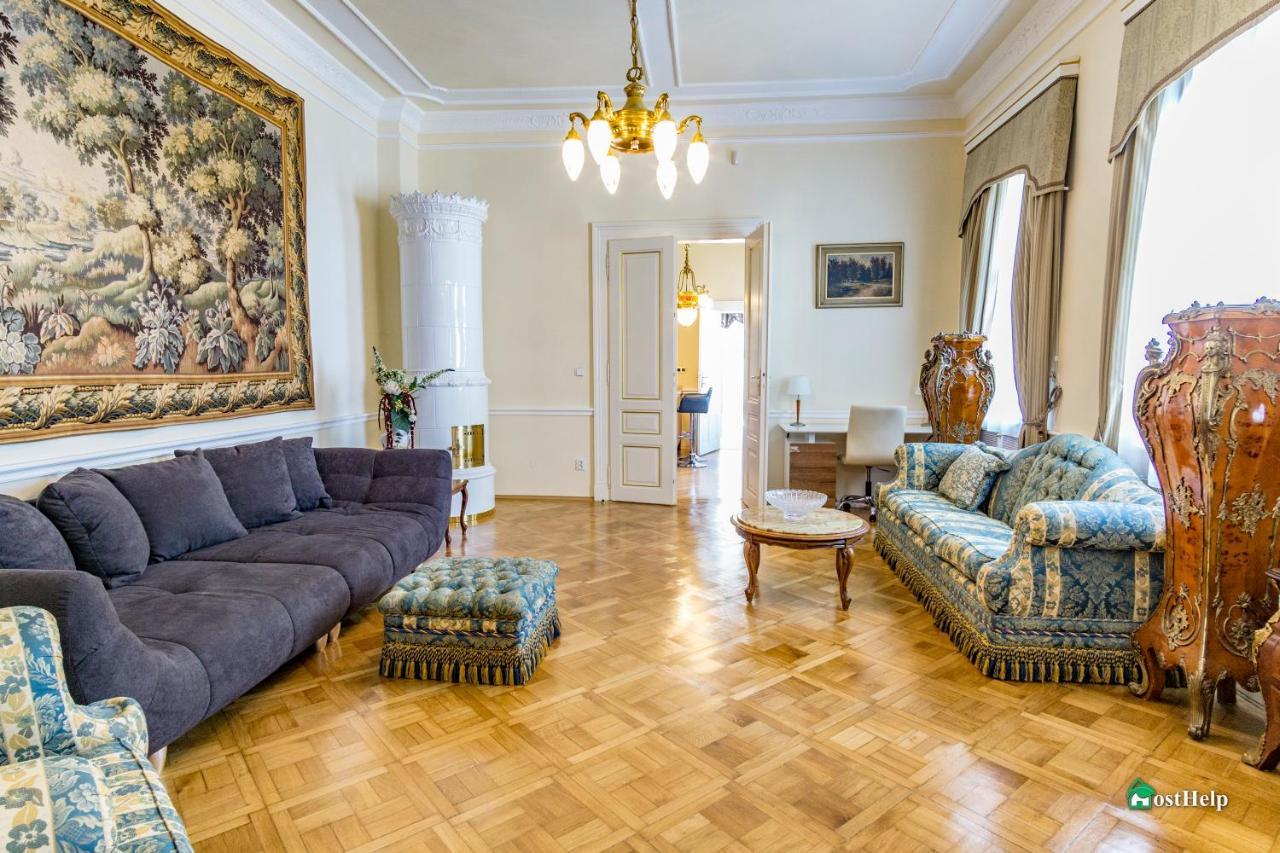 Villa With Hot-Tub, Terrace And Garden, Wenceslass Square Prag Exteriör bild