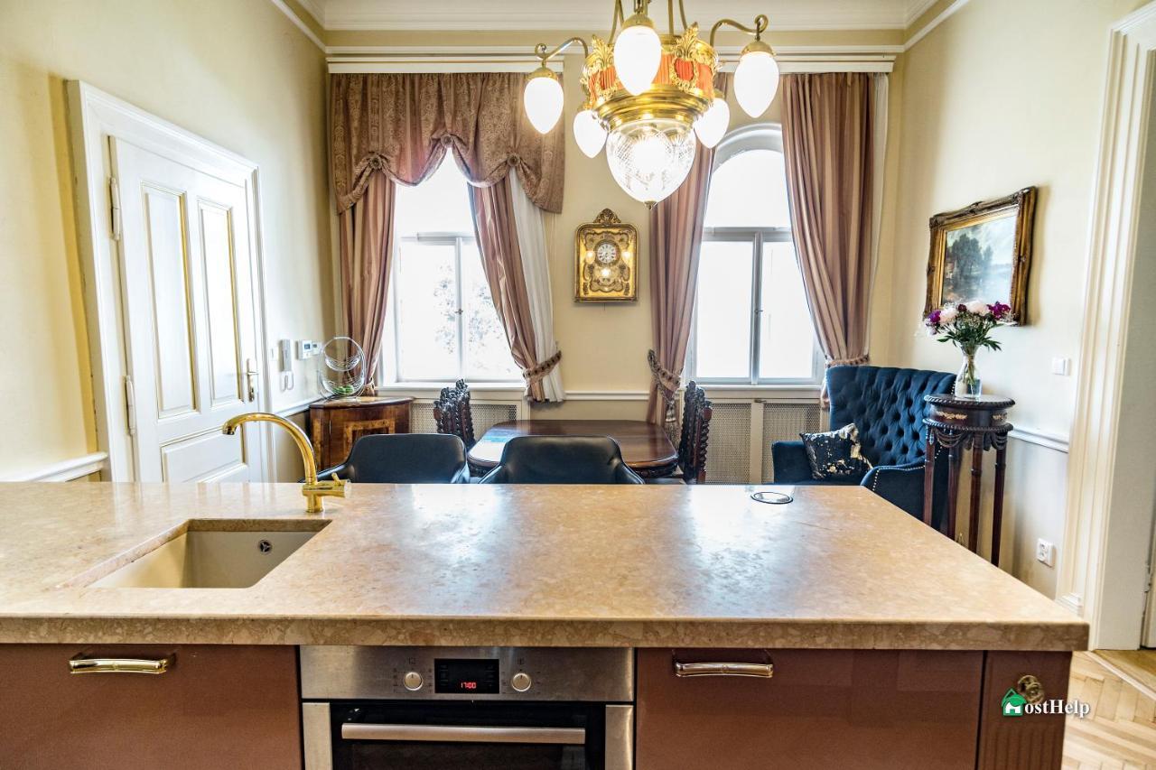 Villa With Hot-Tub, Terrace And Garden, Wenceslass Square Prag Exteriör bild