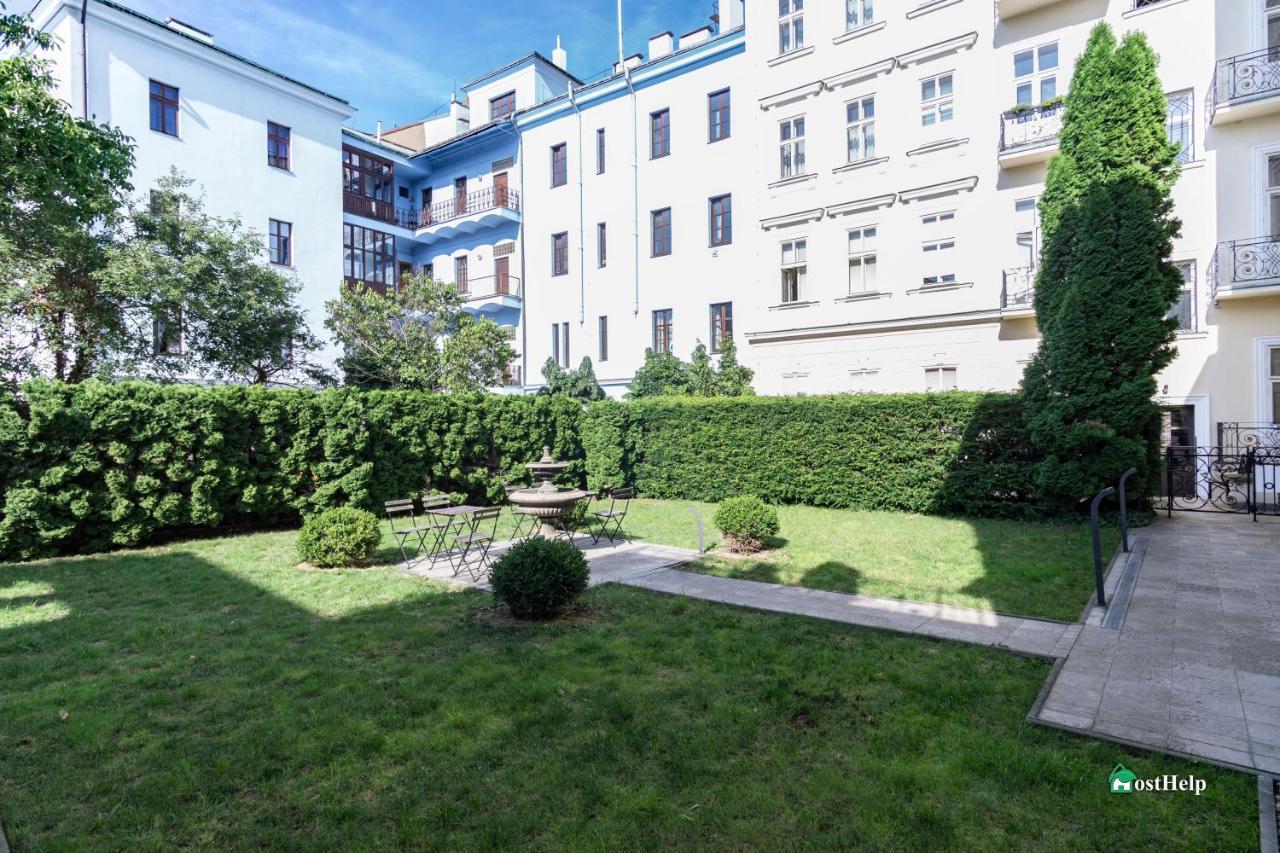 Villa With Hot-Tub, Terrace And Garden, Wenceslass Square Prag Exteriör bild