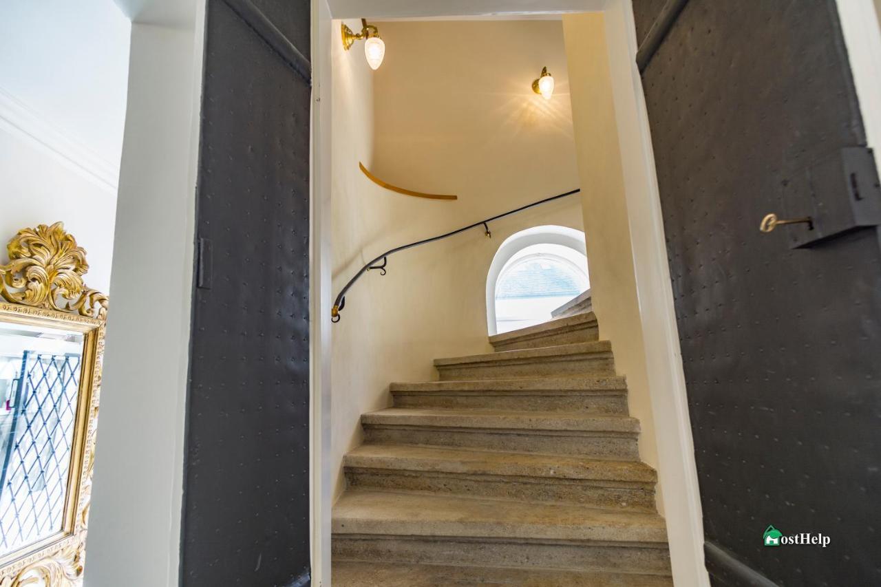 Villa With Hot-Tub, Terrace And Garden, Wenceslass Square Prag Exteriör bild