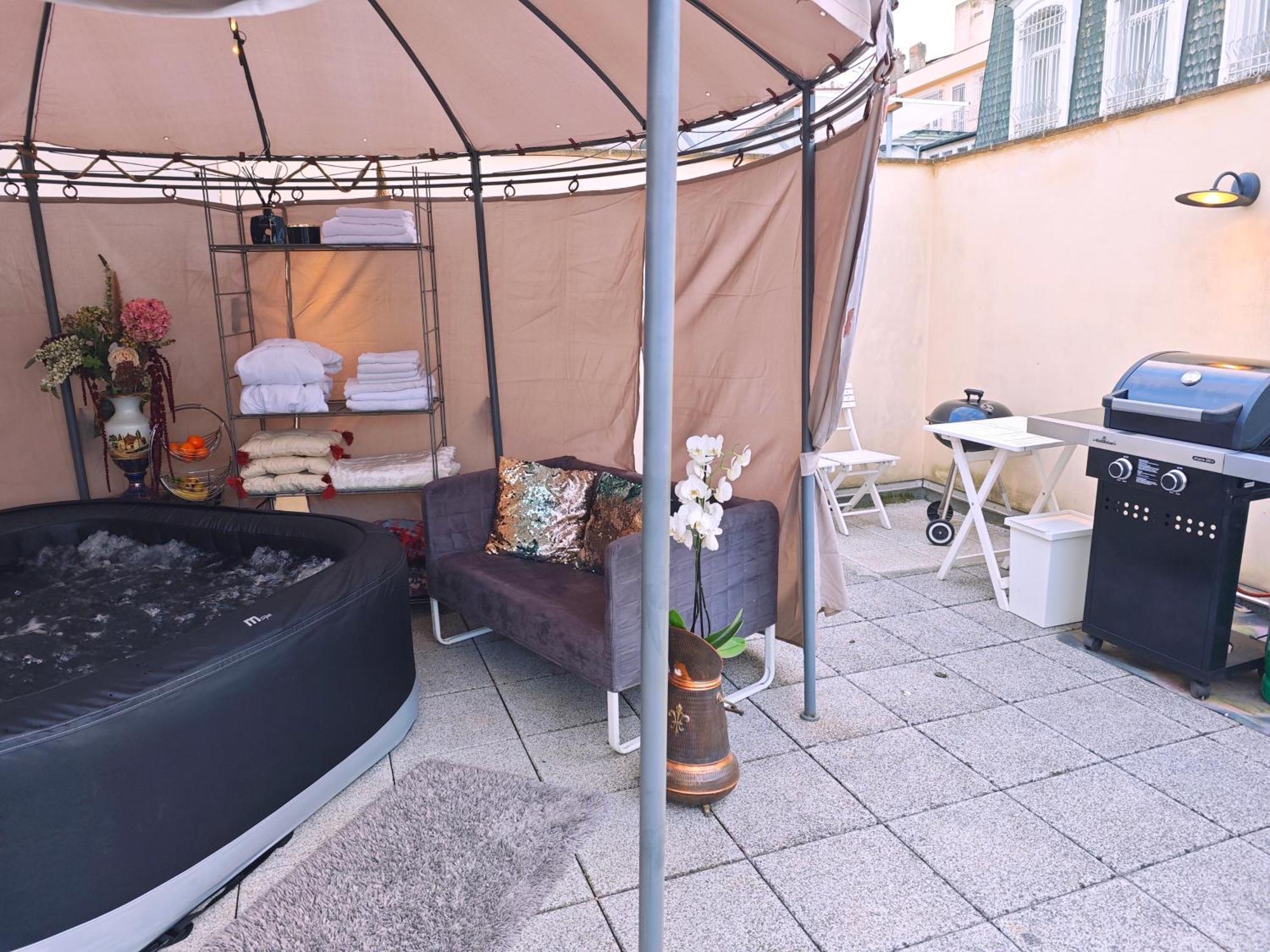 Villa With Hot-Tub, Terrace And Garden, Wenceslass Square Prag Exteriör bild