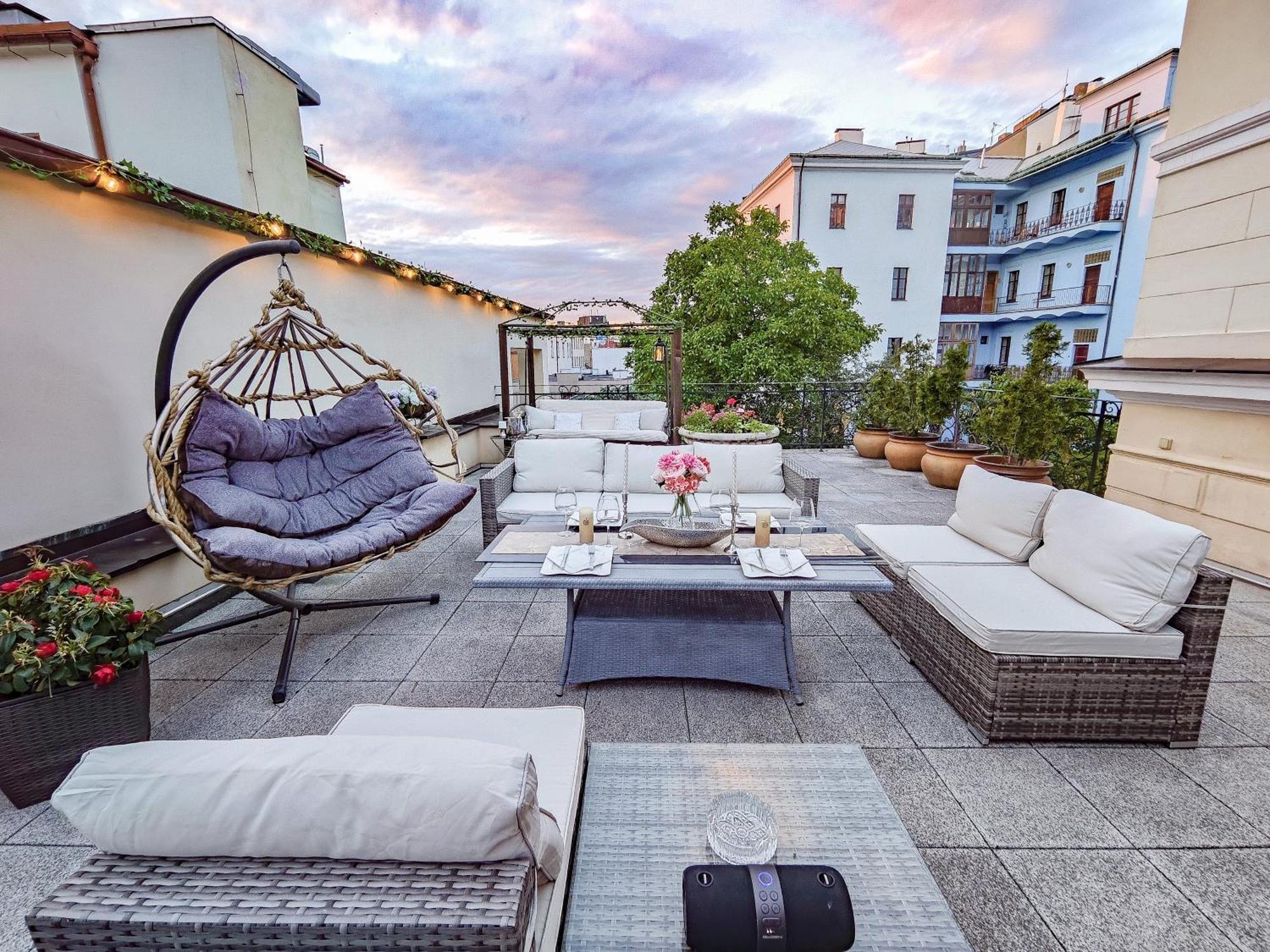 Villa With Hot-Tub, Terrace And Garden, Wenceslass Square Prag Exteriör bild