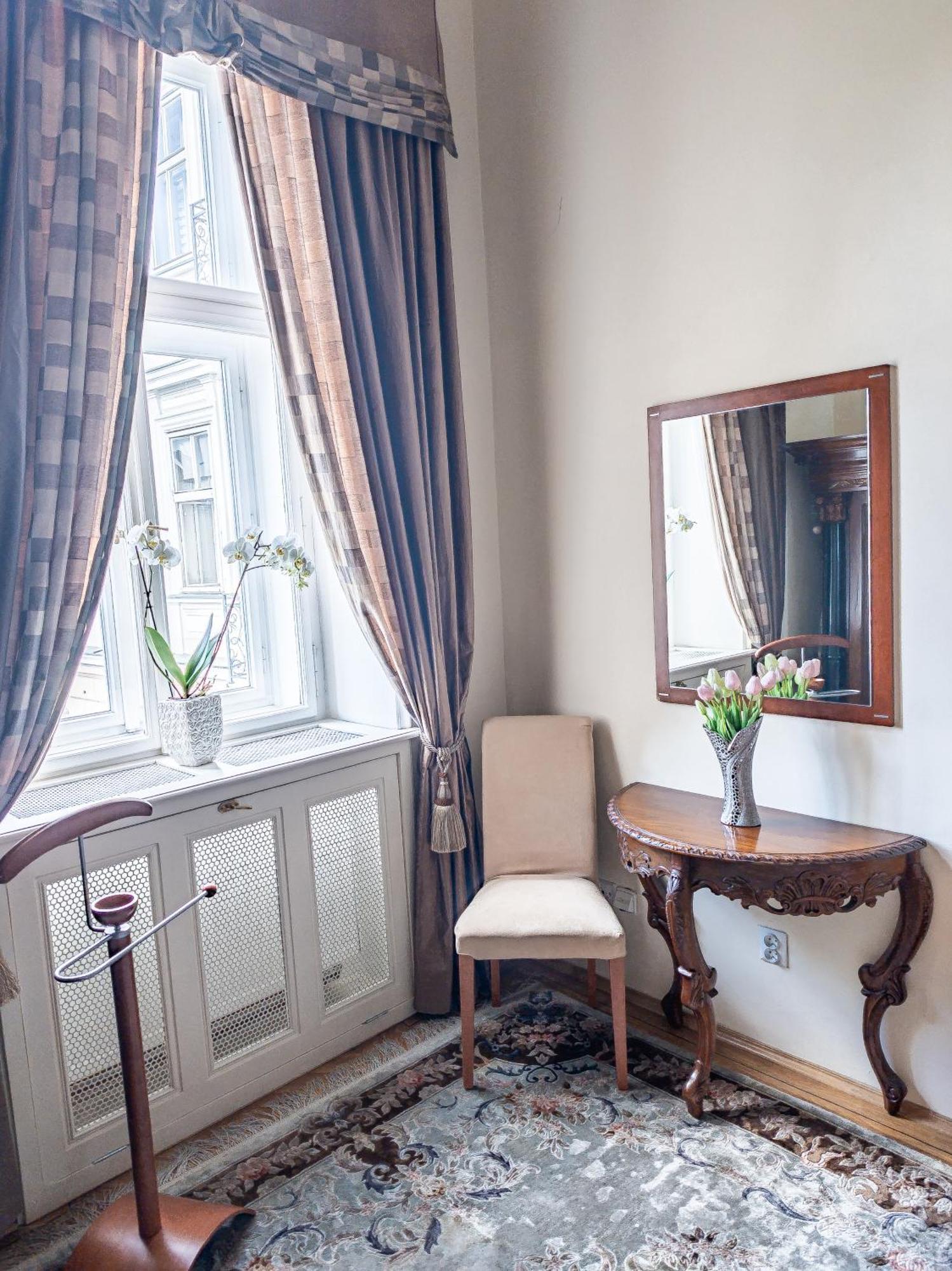 Villa With Hot-Tub, Terrace And Garden, Wenceslass Square Prag Exteriör bild