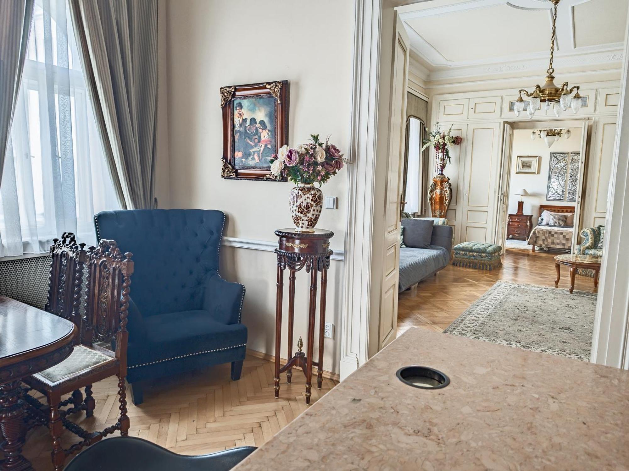 Villa With Hot-Tub, Terrace And Garden, Wenceslass Square Prag Exteriör bild