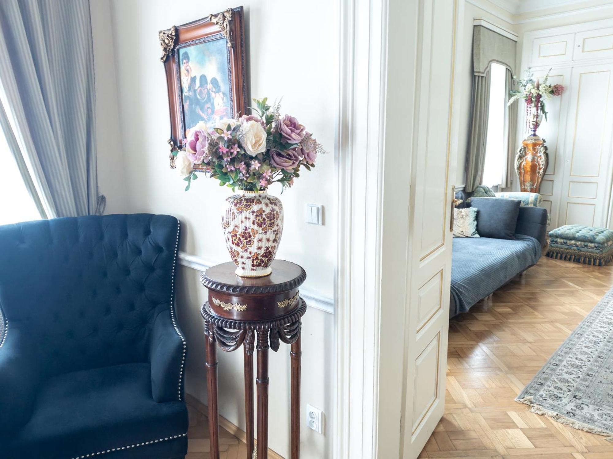 Villa With Hot-Tub, Terrace And Garden, Wenceslass Square Prag Exteriör bild
