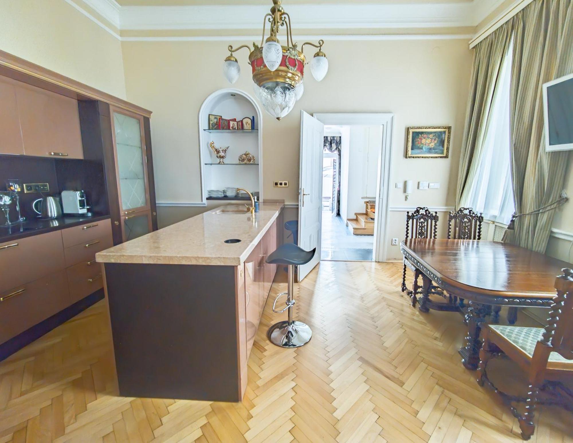 Villa With Hot-Tub, Terrace And Garden, Wenceslass Square Prag Exteriör bild