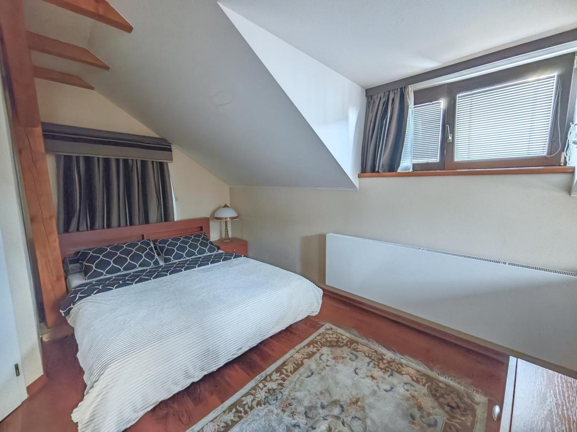 Villa With Hot-Tub, Terrace And Garden, Wenceslass Square Prag Exteriör bild