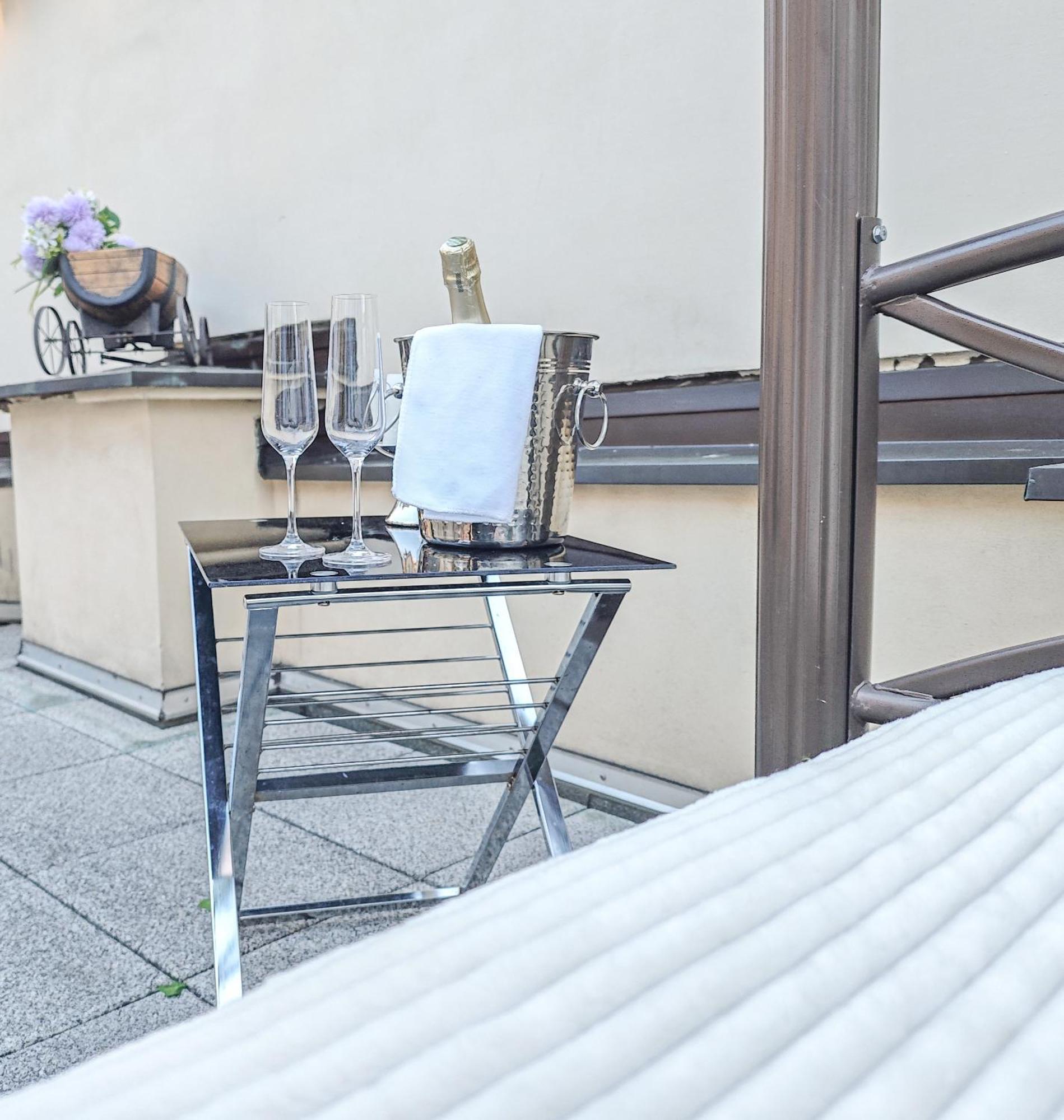 Villa With Hot-Tub, Terrace And Garden, Wenceslass Square Prag Exteriör bild